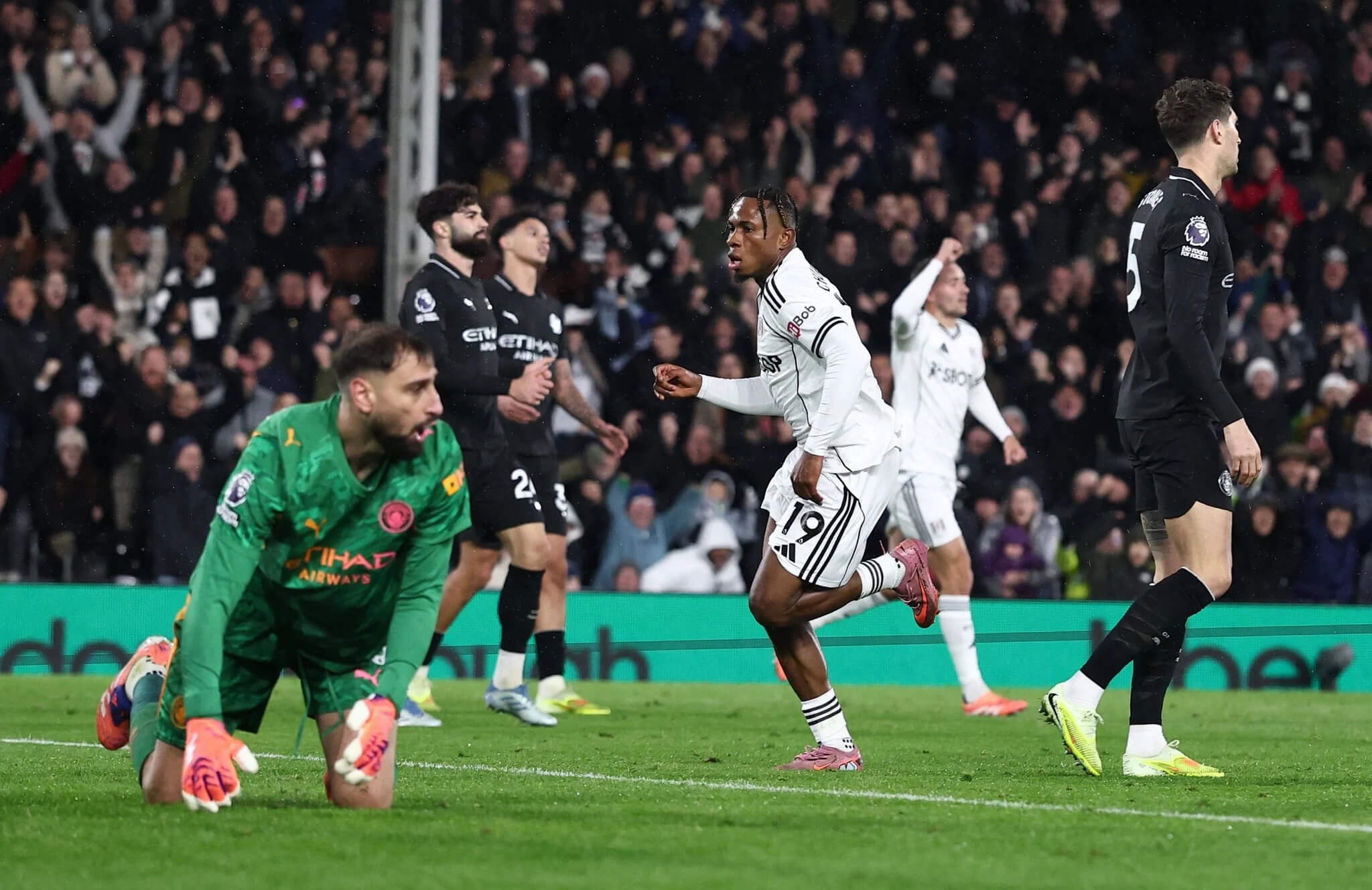 Kỷ lục của Haaland khó che giấu vấn đề hệ thống Man City