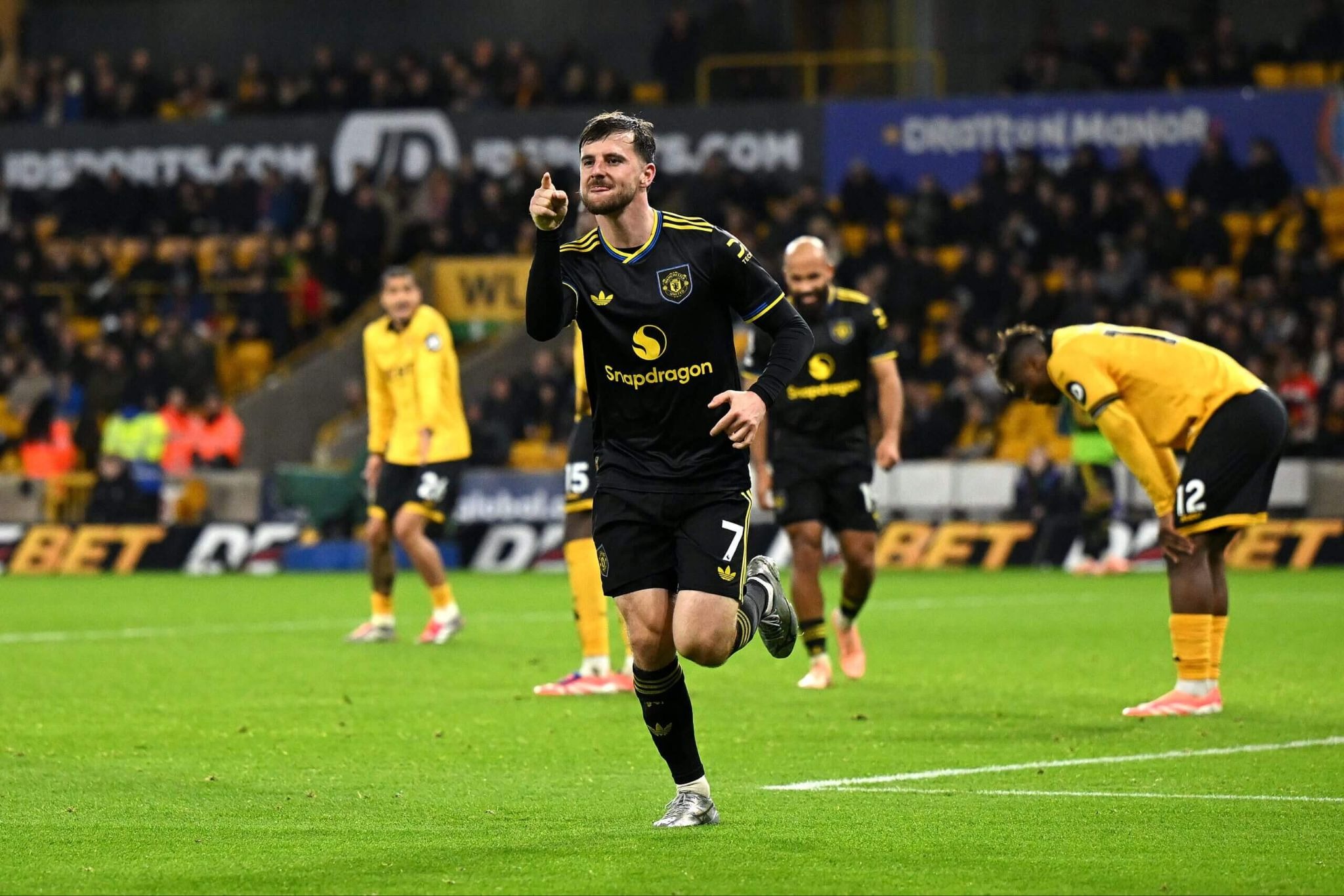 10 câu hỏi lớn trước vòng 16 Ngoại hạng Anh