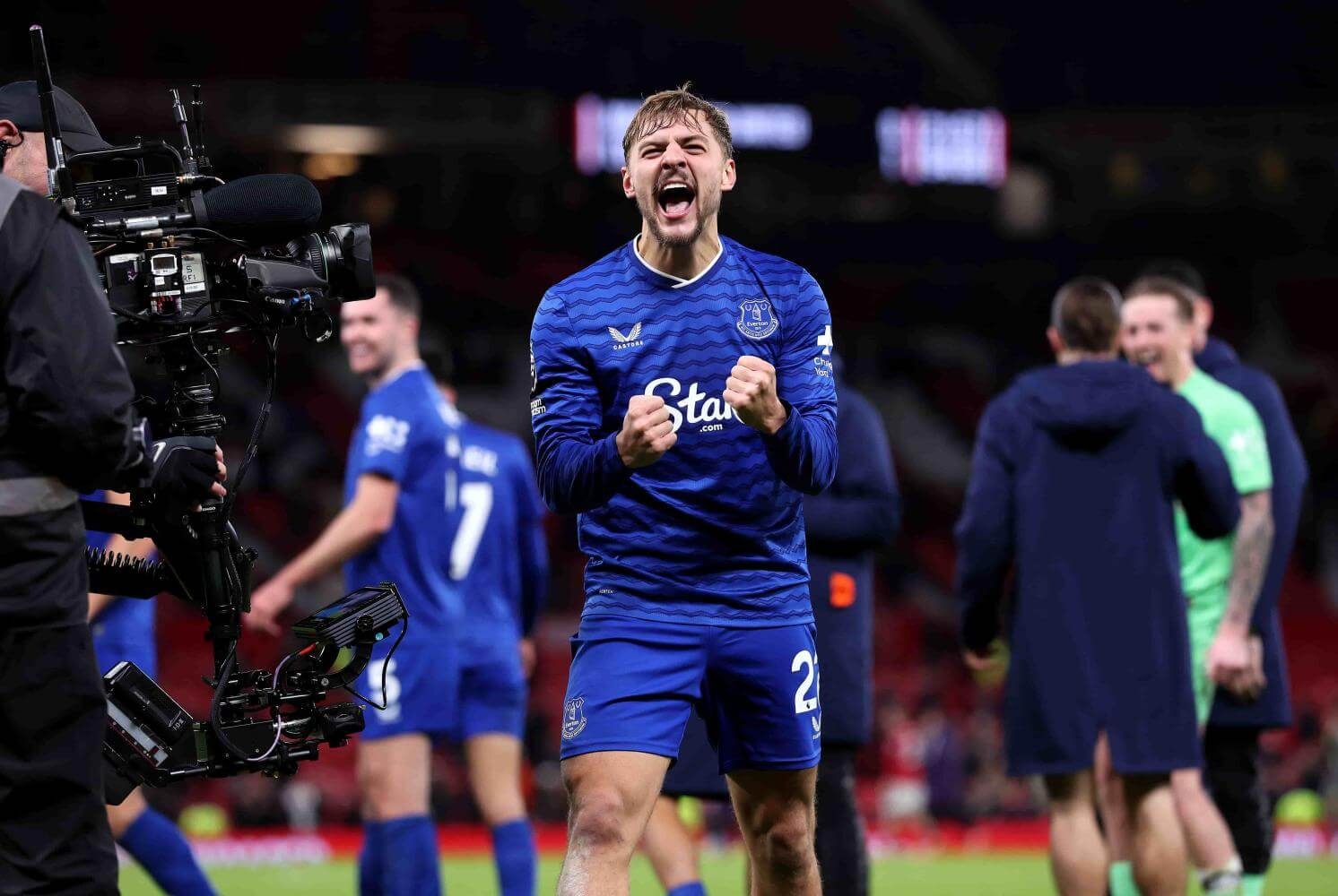 Dewsbury-Hall hồi sinh trước ngày trở lại Stamford Bridge