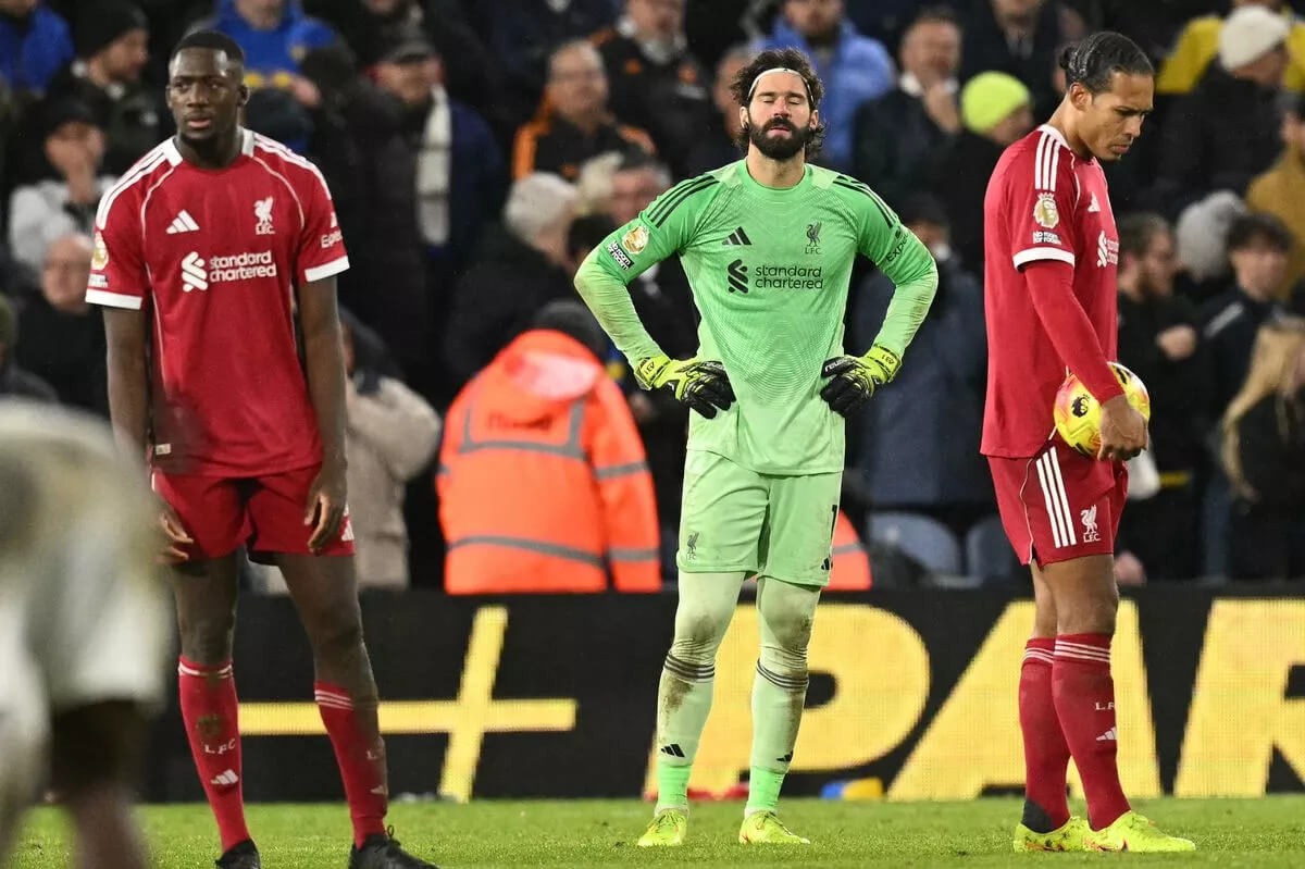 Vì sao Liverpool phòng ngự tình huống cố định tệ đến vậy?