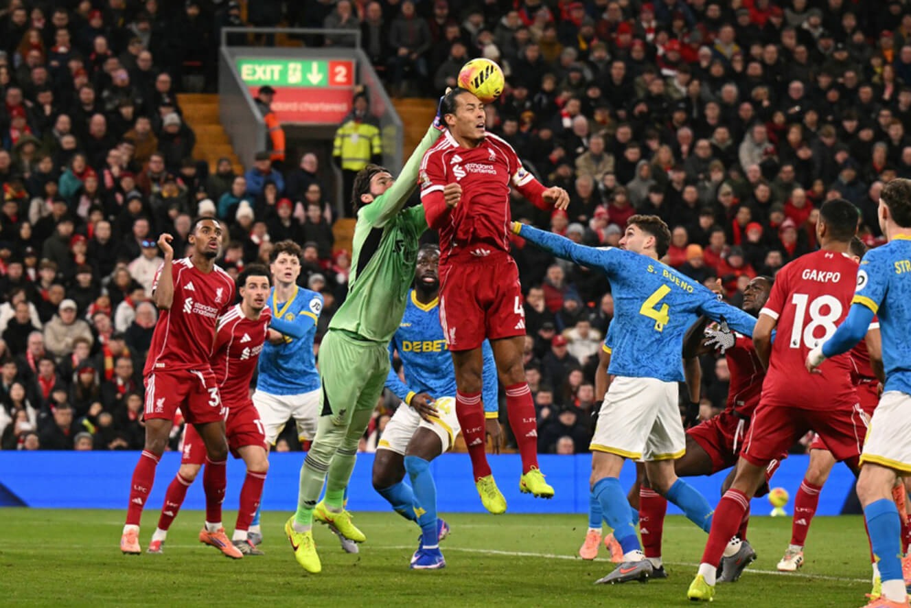 Vì sao Liverpool phòng ngự tình huống cố định tệ đến vậy?