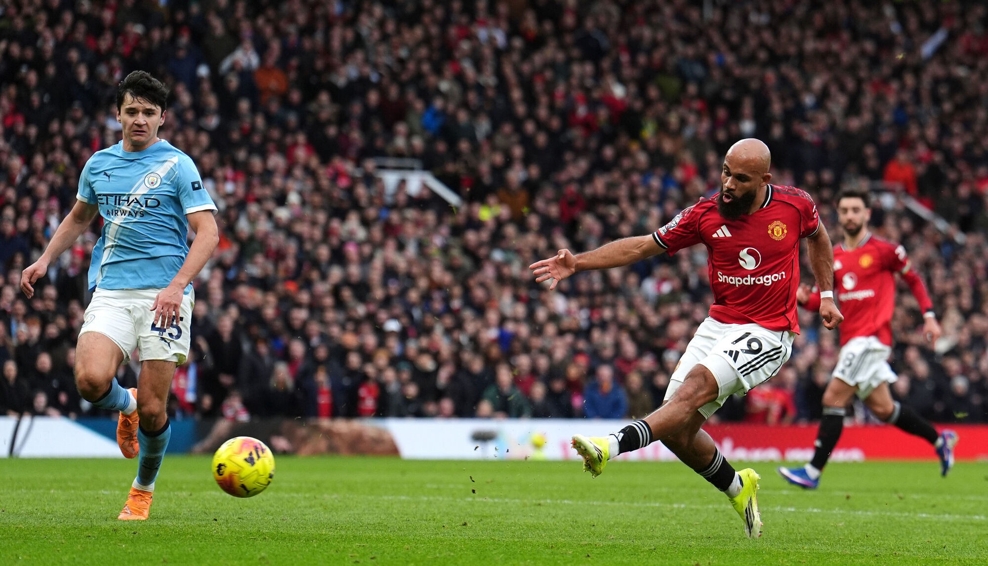 Khi Michael Carrick đánh thức 'DNA Quỷ đỏ'