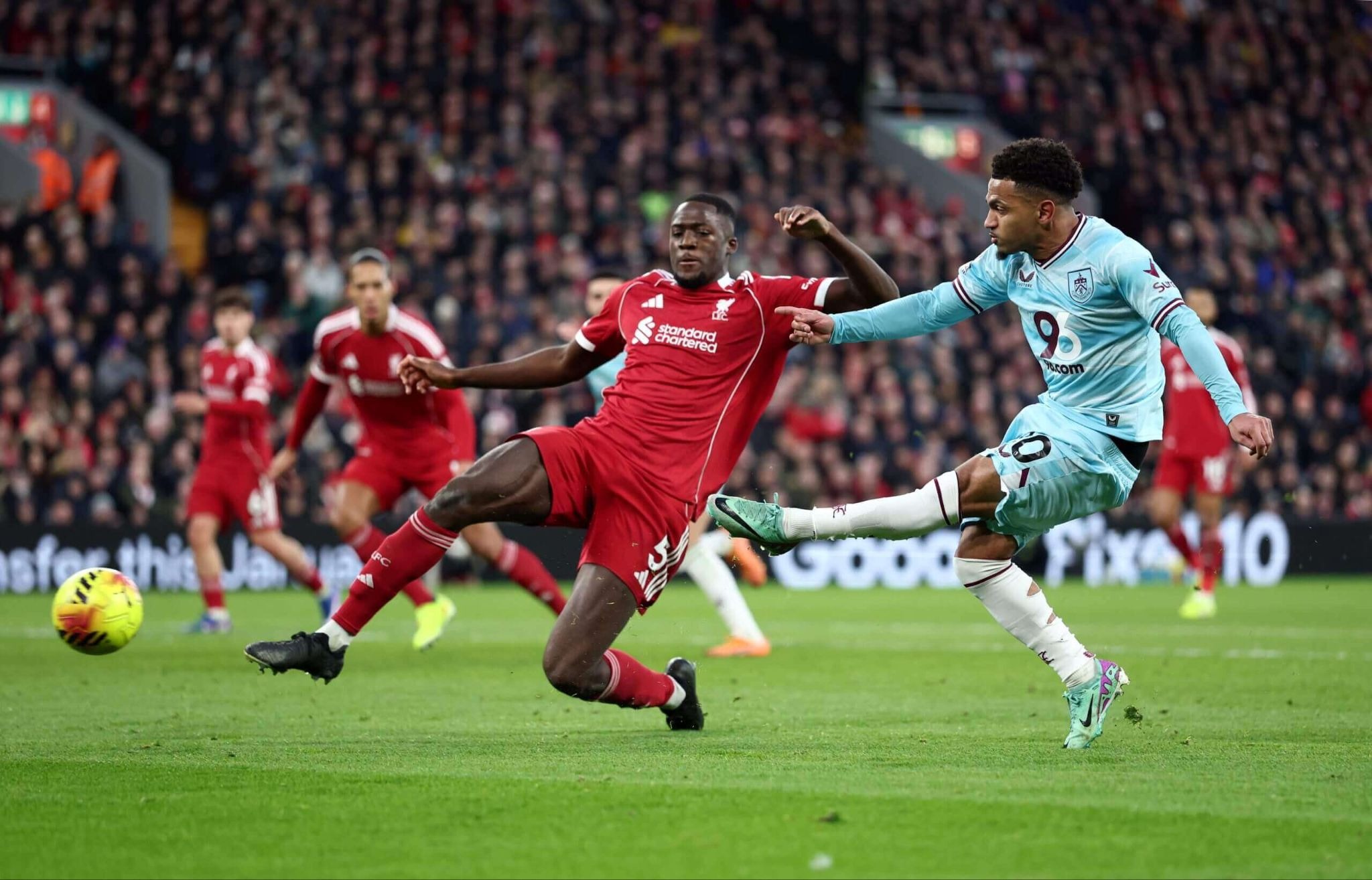 10 điểm nhấn vòng 22 Ngoại hạng Anh: Dấu ấn Carrick và những cú trượt chân bất ngờ