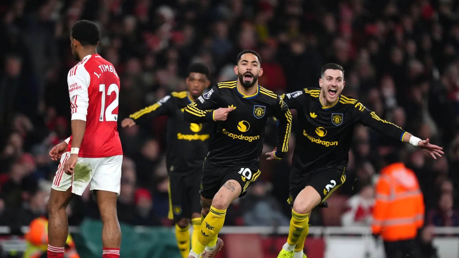 Man Utd chưa hoàn toàn trở lại, nhưng Carrick đã đánh thức 'Quỷ đỏ'