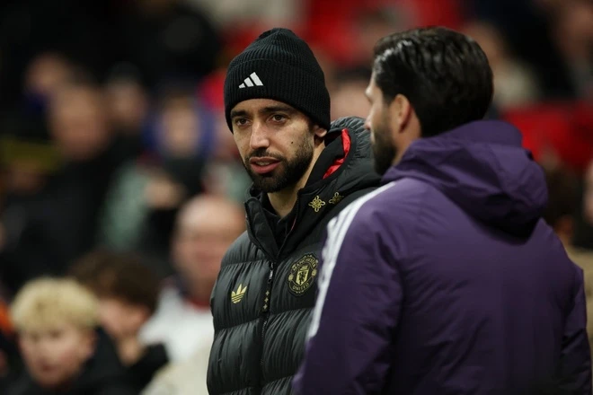 Bruno Fernandes và HLV Amorim đối thoại căng thẳng tại sân Old Trafford.