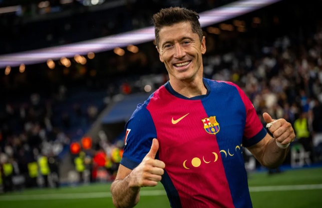 Robert Lewandowski tươi cười trong màu áo Barcelona.