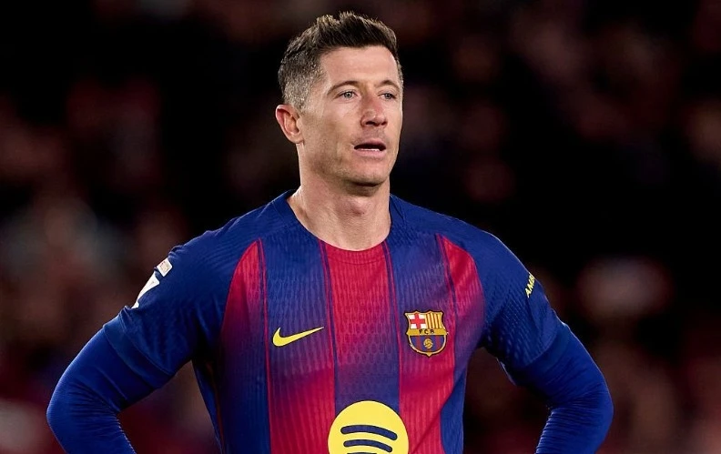 Lewandowski mặc áo Barcelona, hợp đồng đến 2026.
