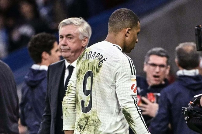 Mbappé và HLV Ancelotti trên sân Bernabéu giữa áp lực.