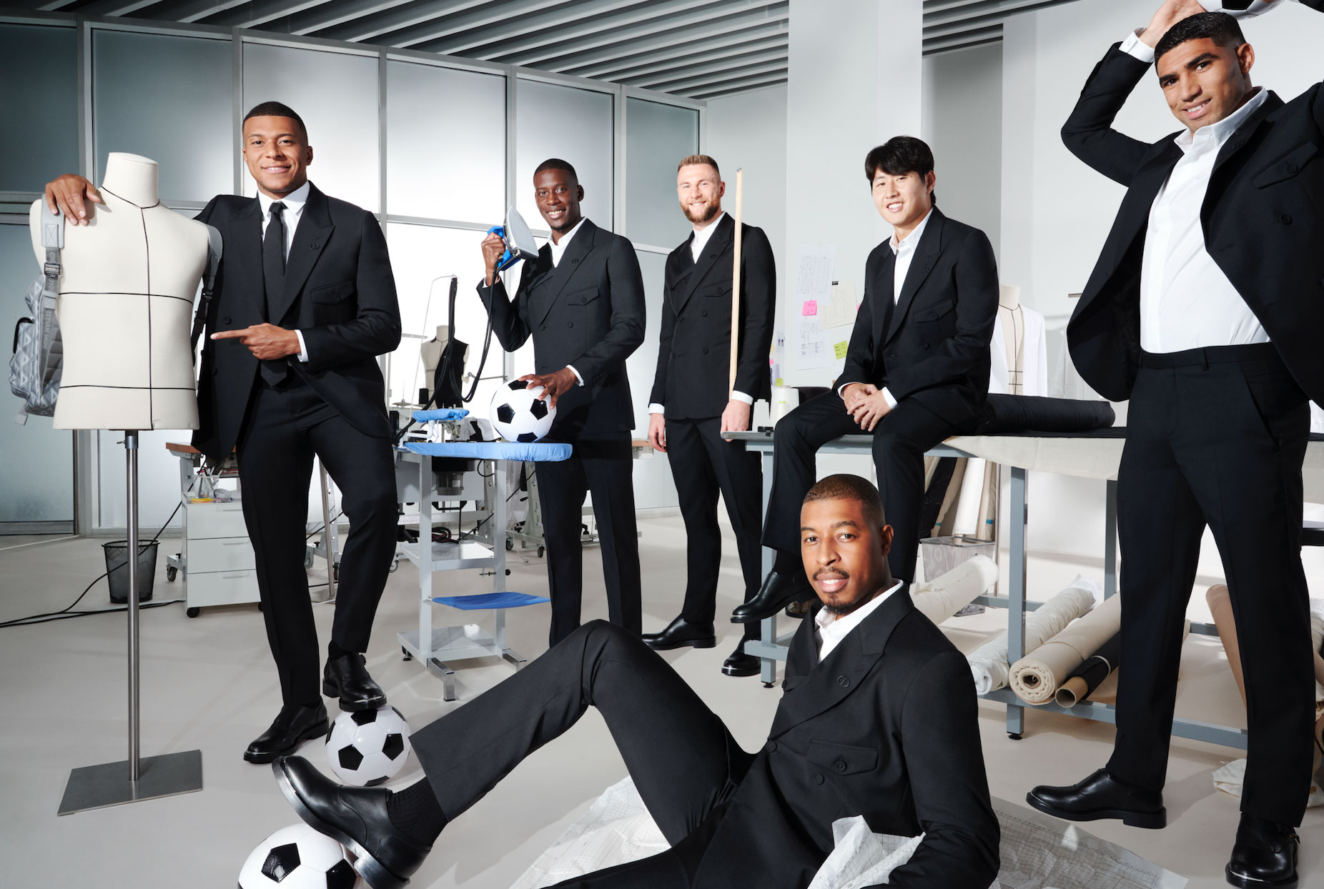 Cầu thủ PSG tạo dáng lịch lãm trong studio thời trang cùng ma-nơ-canh.