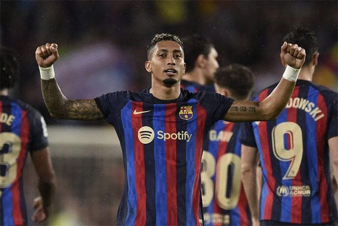 Raphinha ăn mừng chiến thắng cùng đồng đội Barcelona.