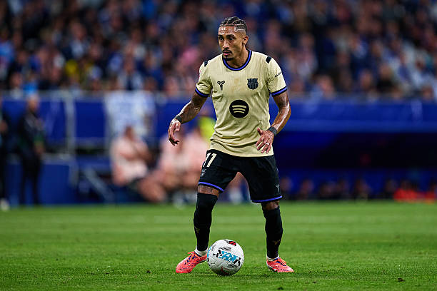 Raphinha Barca với bóng, sẵn sàng cho pha bứt tốc.