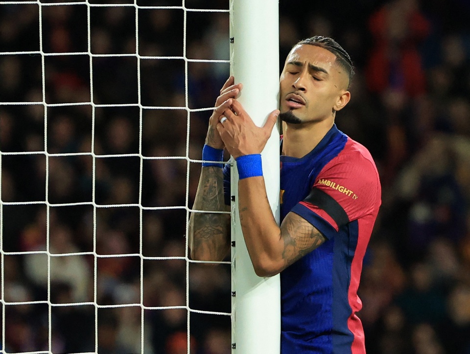 Raphinha thất vọng tựa cột gôn sau khi Barcelona thiếu cường độ tấn công.