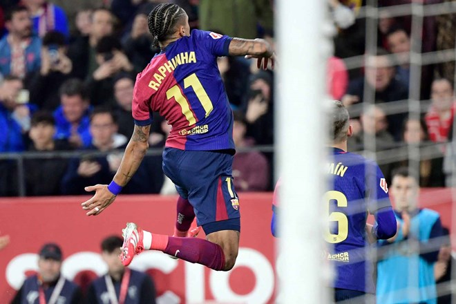 Raphinha Barcelona ăn mừng bàn thắng, áo số 11.