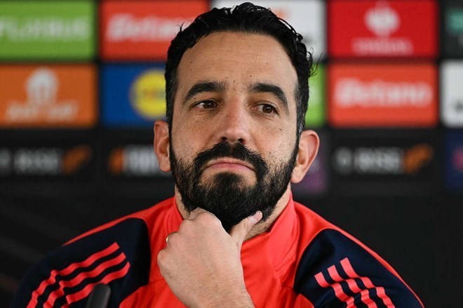 Ruben Amorim trầm ngâm trong buổi họp báo sau trận hòa Leeds.