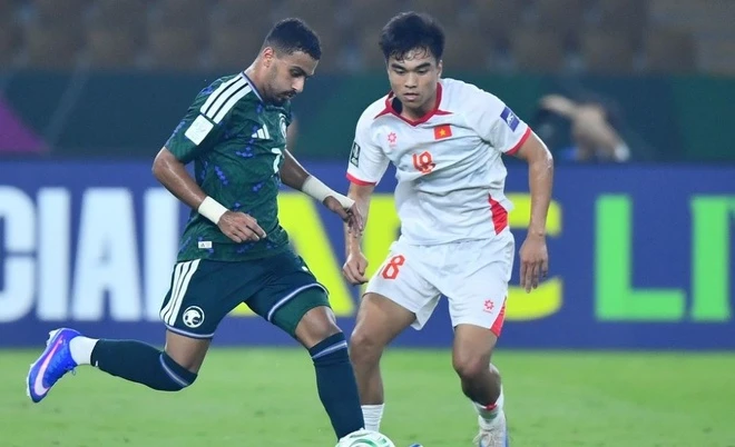 Cầu thủ U23 Việt Nam tranh chấp bóng quyết liệt với đối thủ mạnh.