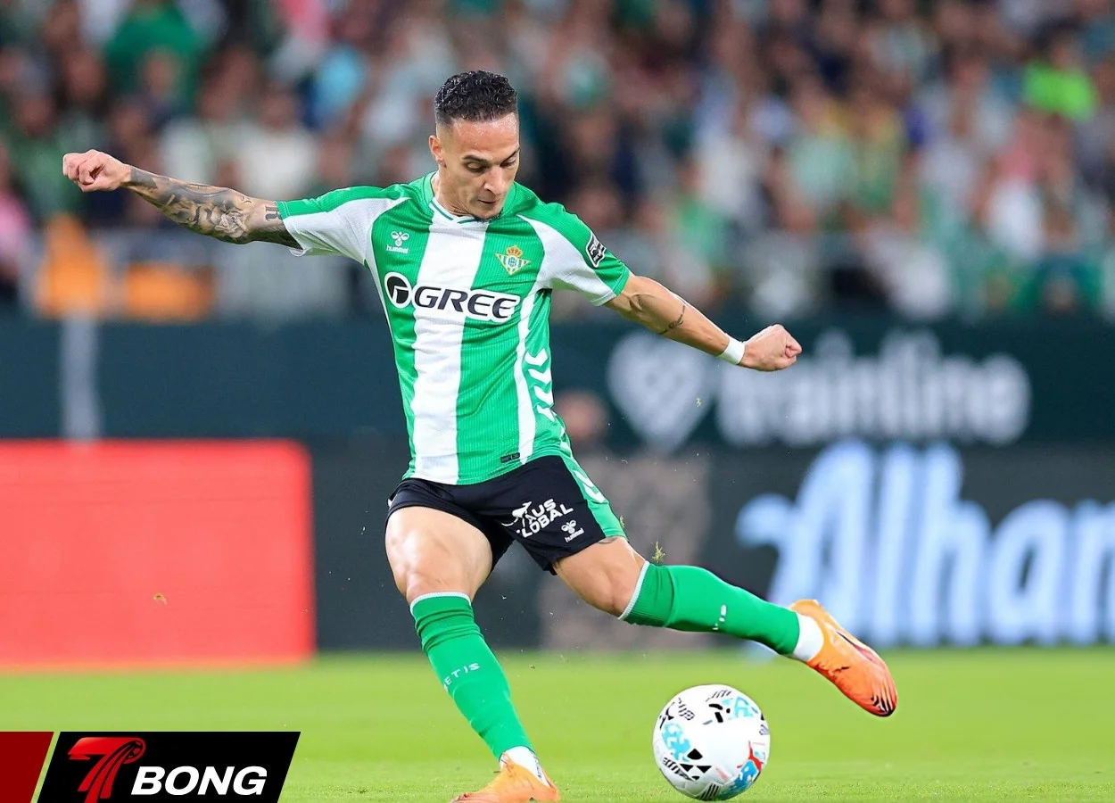 Antony tung cú sút góc cao mở tỷ số