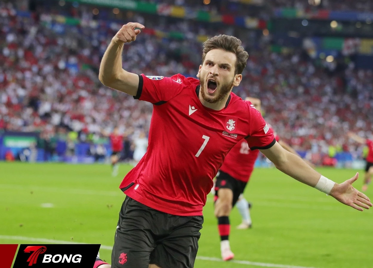 Arsenal theo đuổi Kvaratskhelia từ PSG