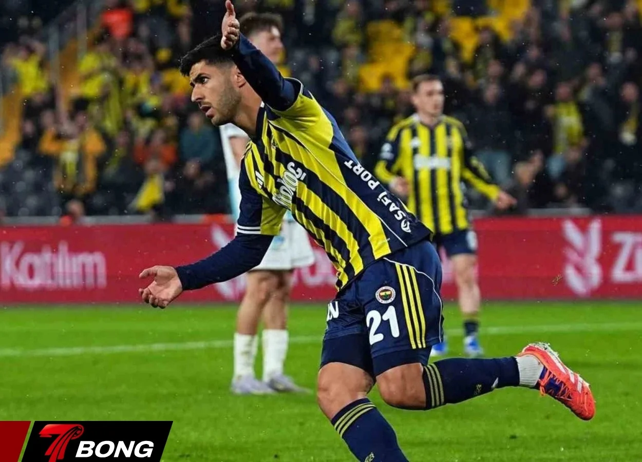 Asensio ăn mừng bàn thắng cùng Fenerbahçe