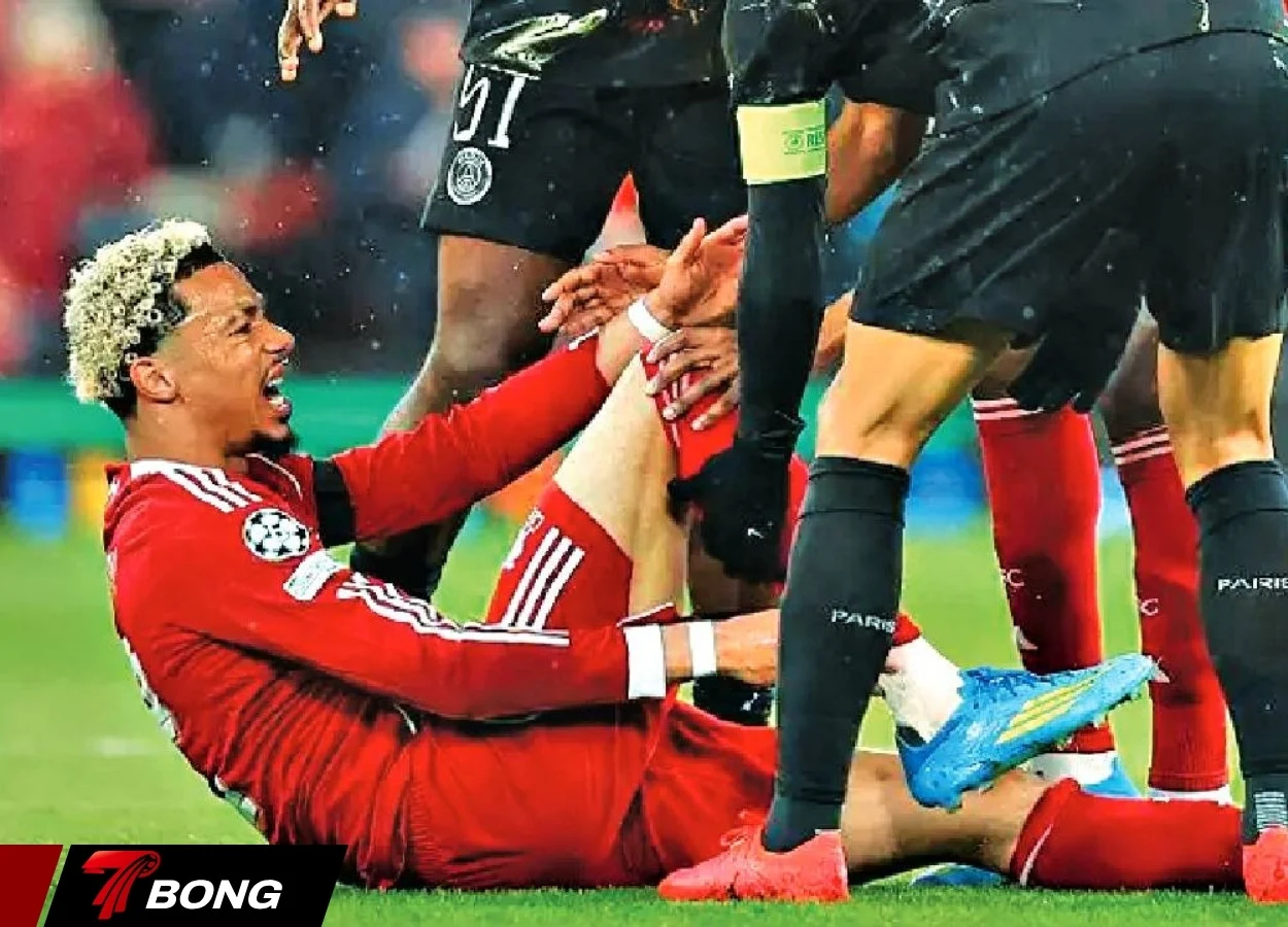 Ekitike gục ngã trên sân không va chạm