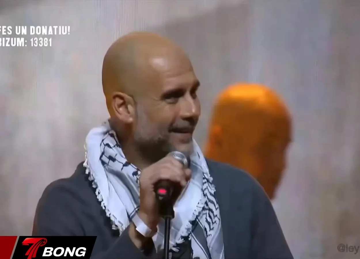 Guardiola đeo khăn keffiyeh tại sự kiện Barcelona