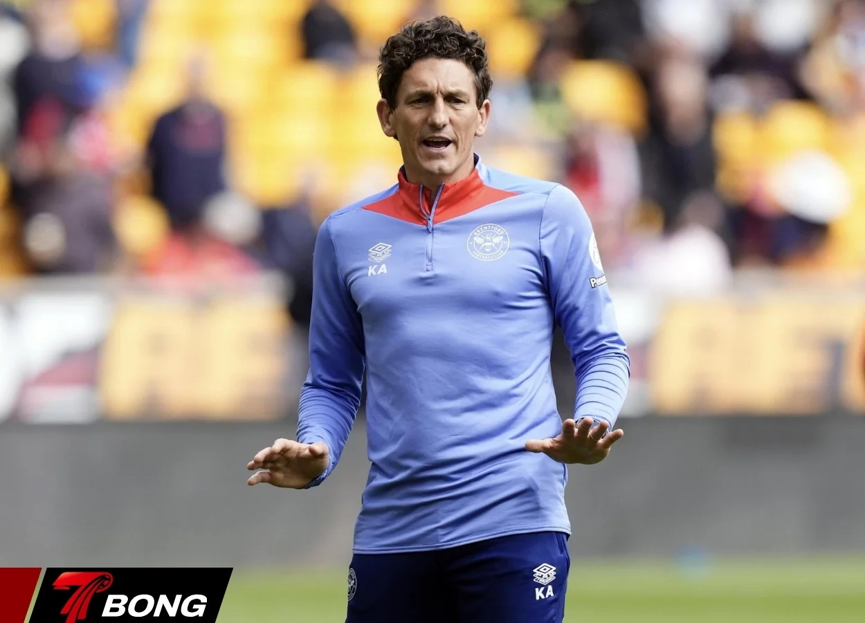 HLV Andrews chỉ đạo các cầu thủ Brentford