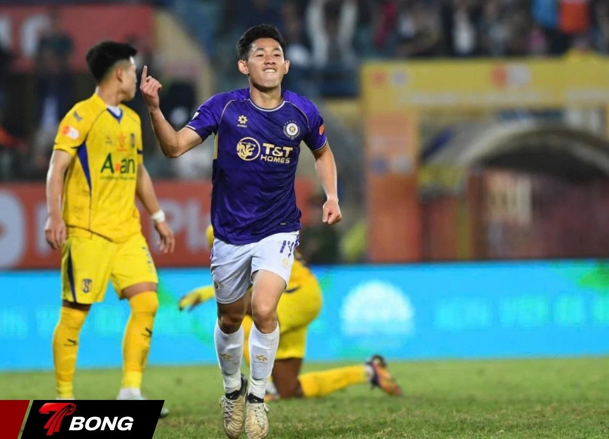 Hai Long ăn mừng bàn thắng tuyệt đẹp