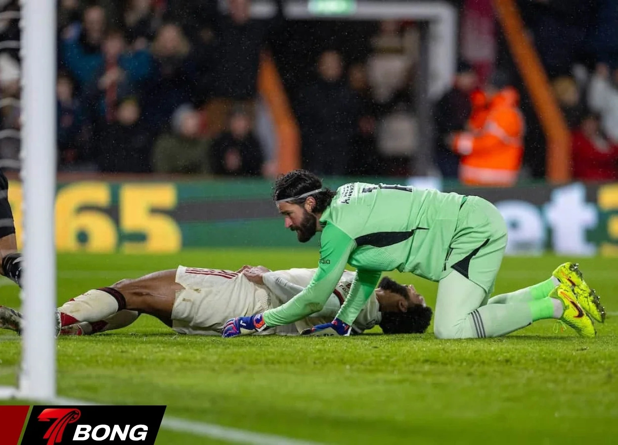 Joe Gomez va chạm với thủ môn Alisson
