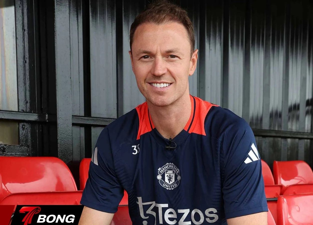 Jonny Evans hướng dẫn cầu thủ trên sân tập
