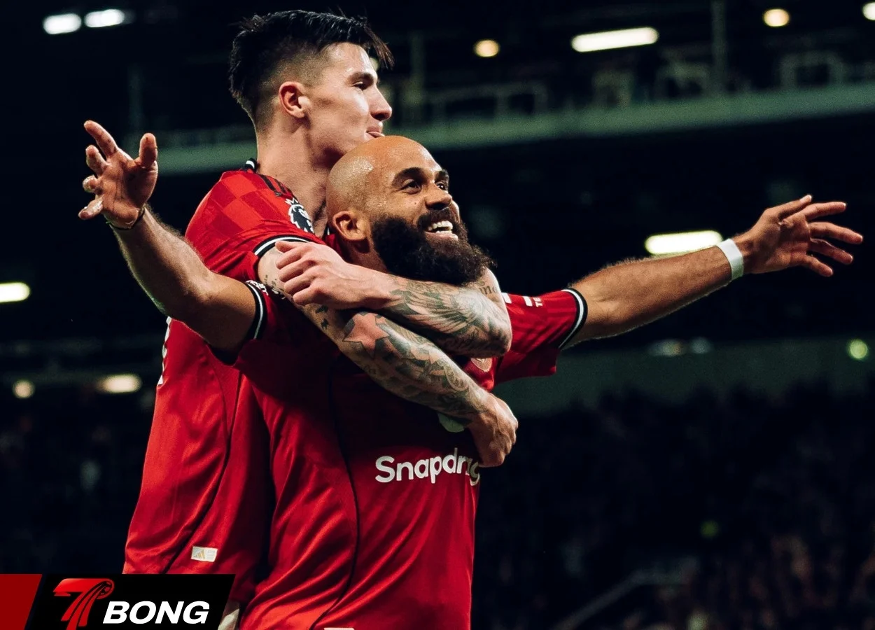 Mbeumo ăn mừng bàn thắng cùng đồng đội MU