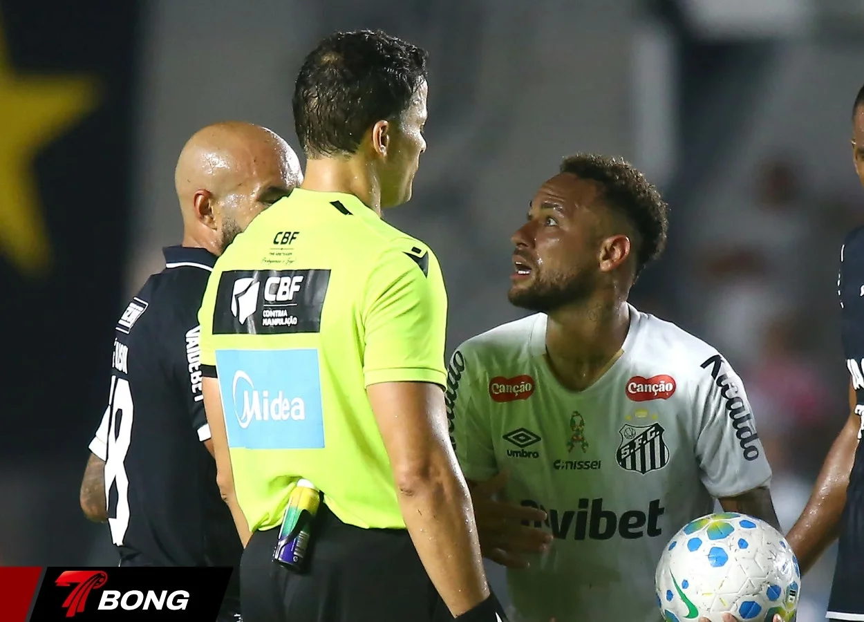 Neymar nhận thẻ vàng trong trận gặp Remo