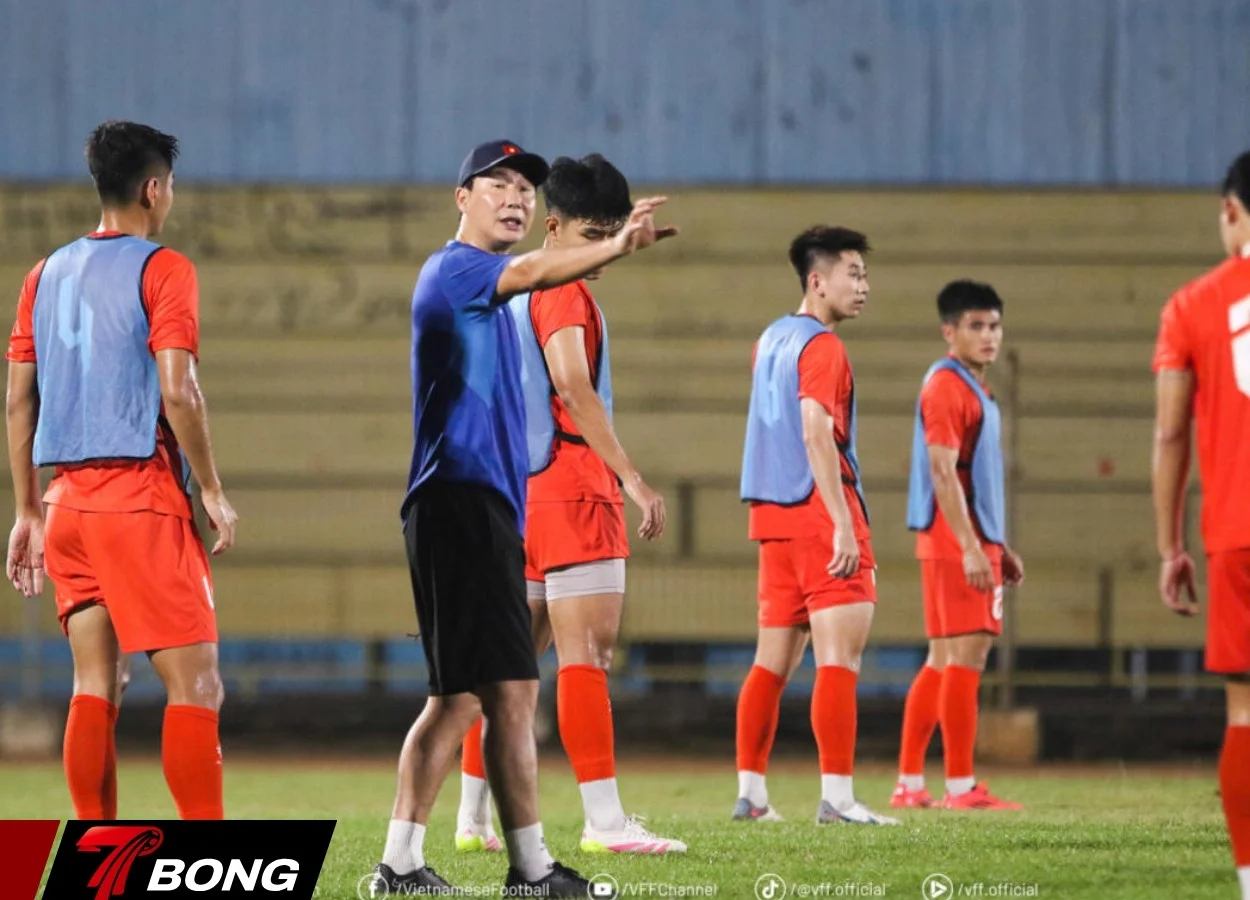 Người hâm mộ chờ đợi quyết định của HLV