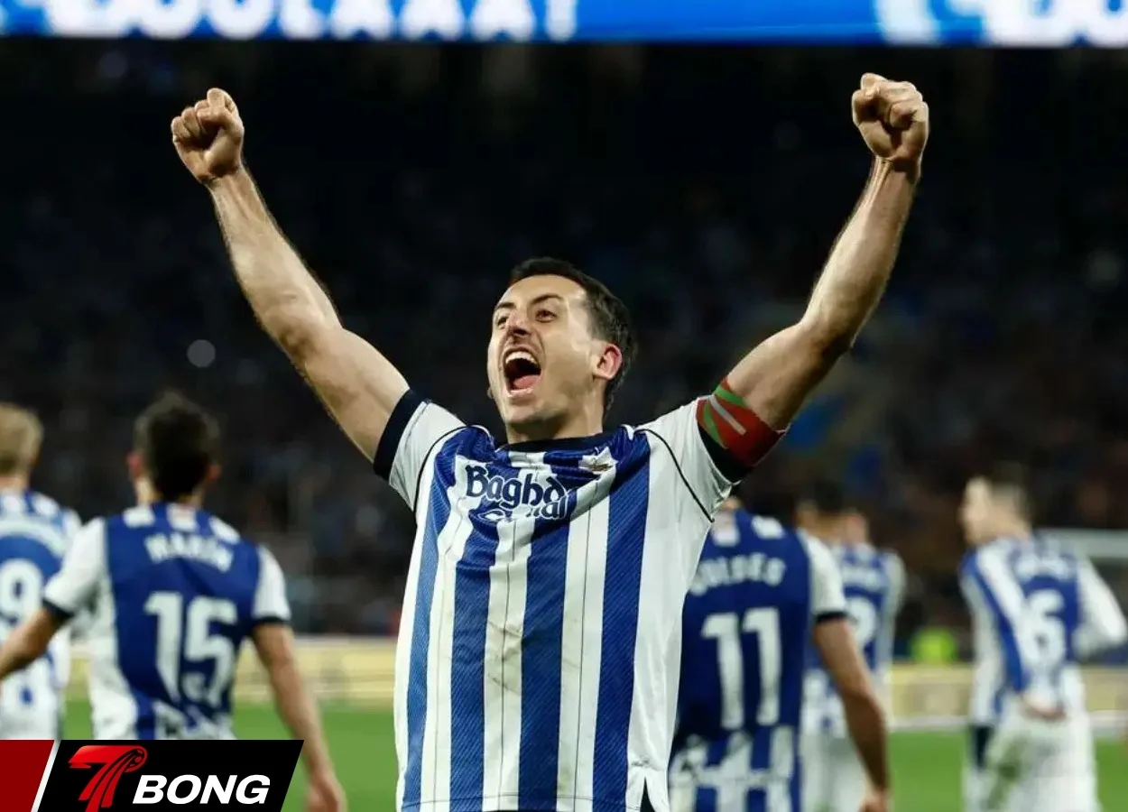 Oyarzabal ăn mừng bàn thắng quyết định