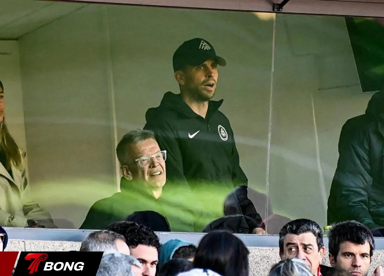 Pique bị phạt tiền sau sự cố mắng trọng tài