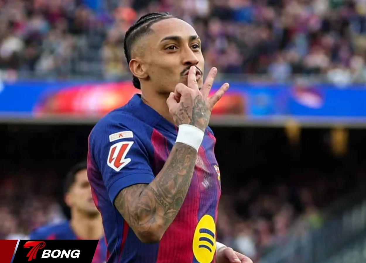 Raphinha ăn mừng sau khi ghi bàn vào lưới Sevilla