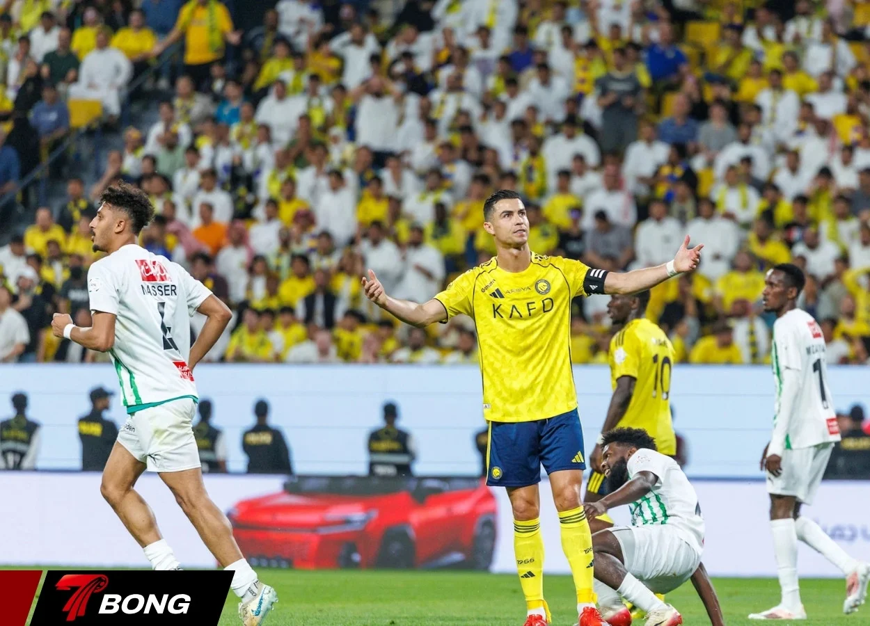 Ronaldo ăn mừng bàn thắng trong ngày tái xuất