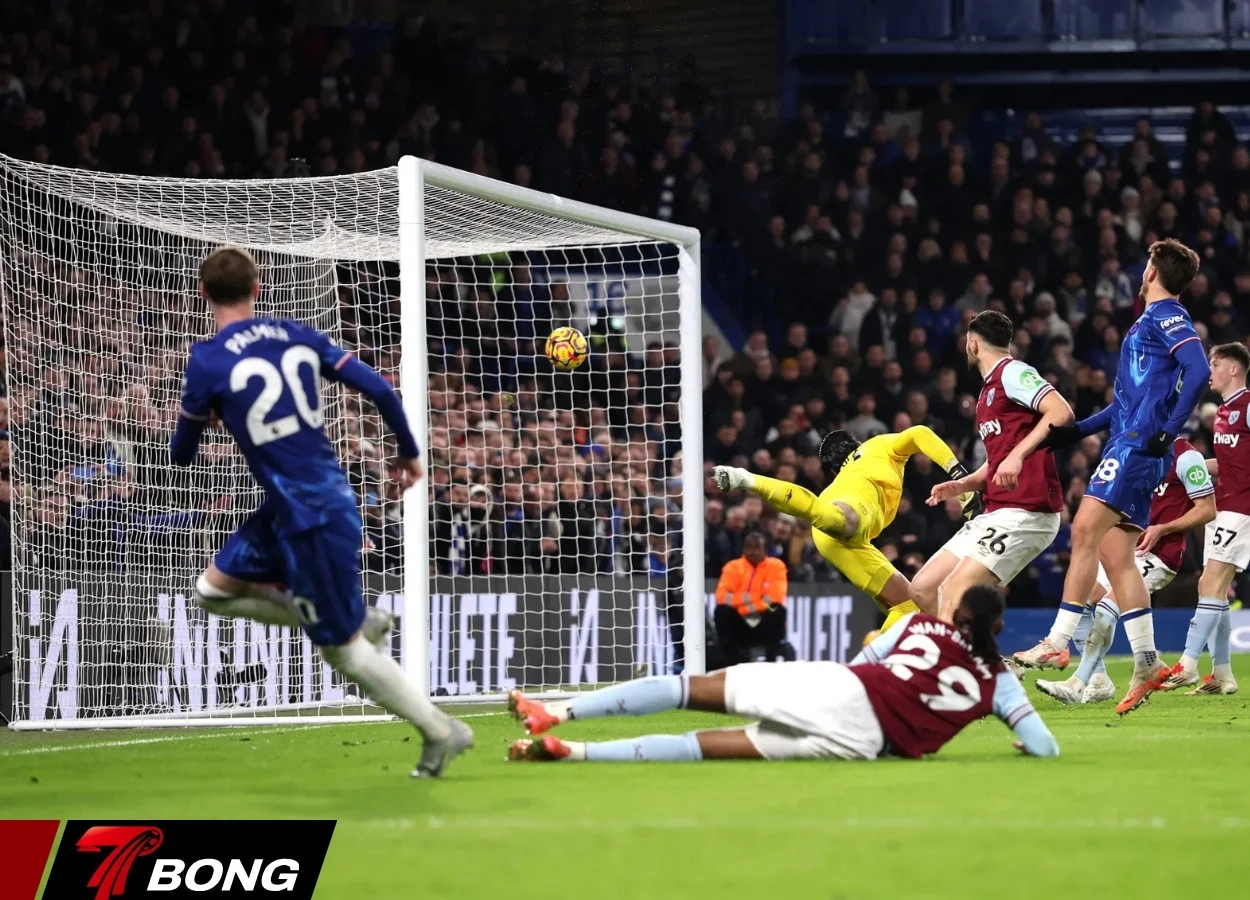 Wan-Bissaka cứu thua trên vạch vôi