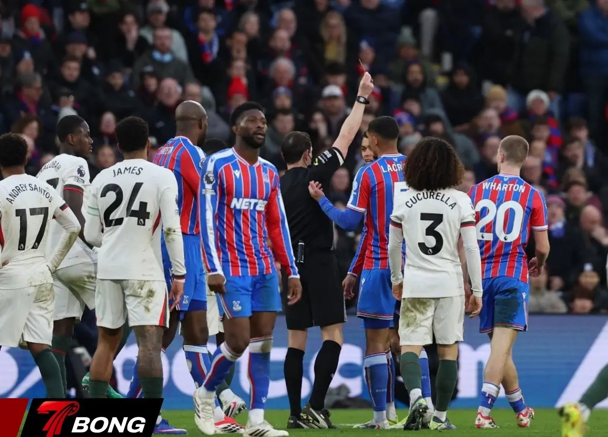 Adam Wharton nhận thẻ đỏ rời sân