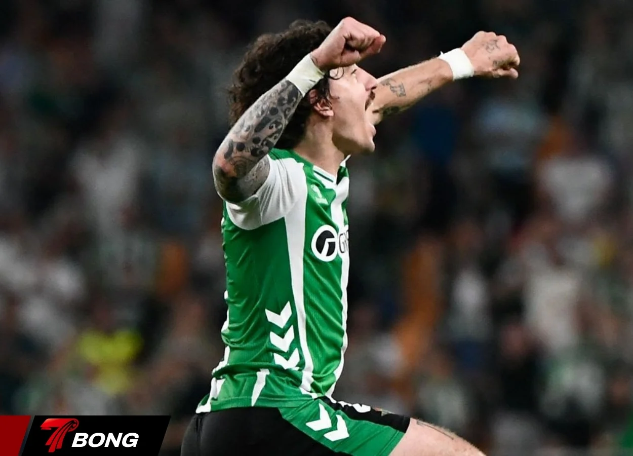 Bellerin ăn mừng bàn gỡ hòa phút cuối