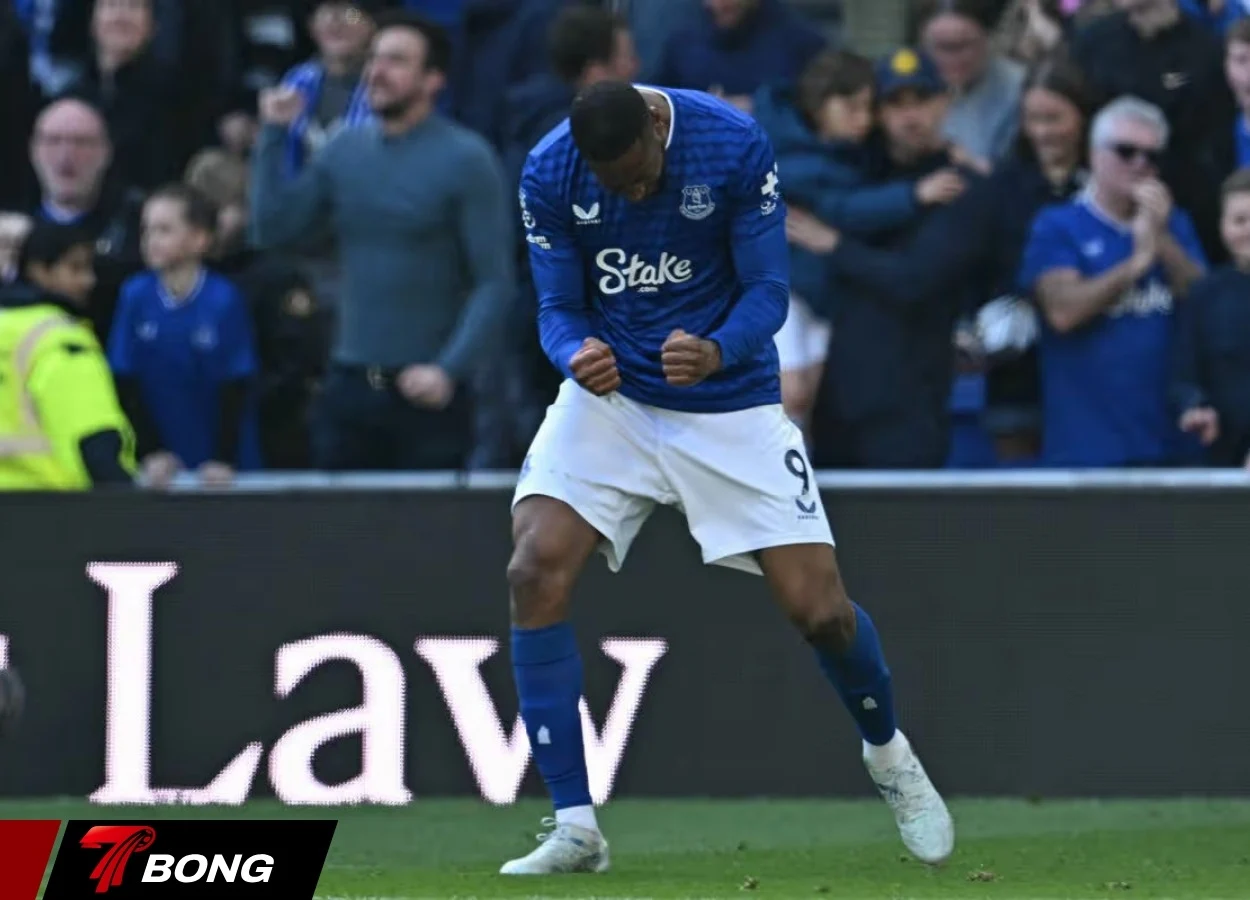 Beto ăn mừng bàn gỡ hòa cho Everton