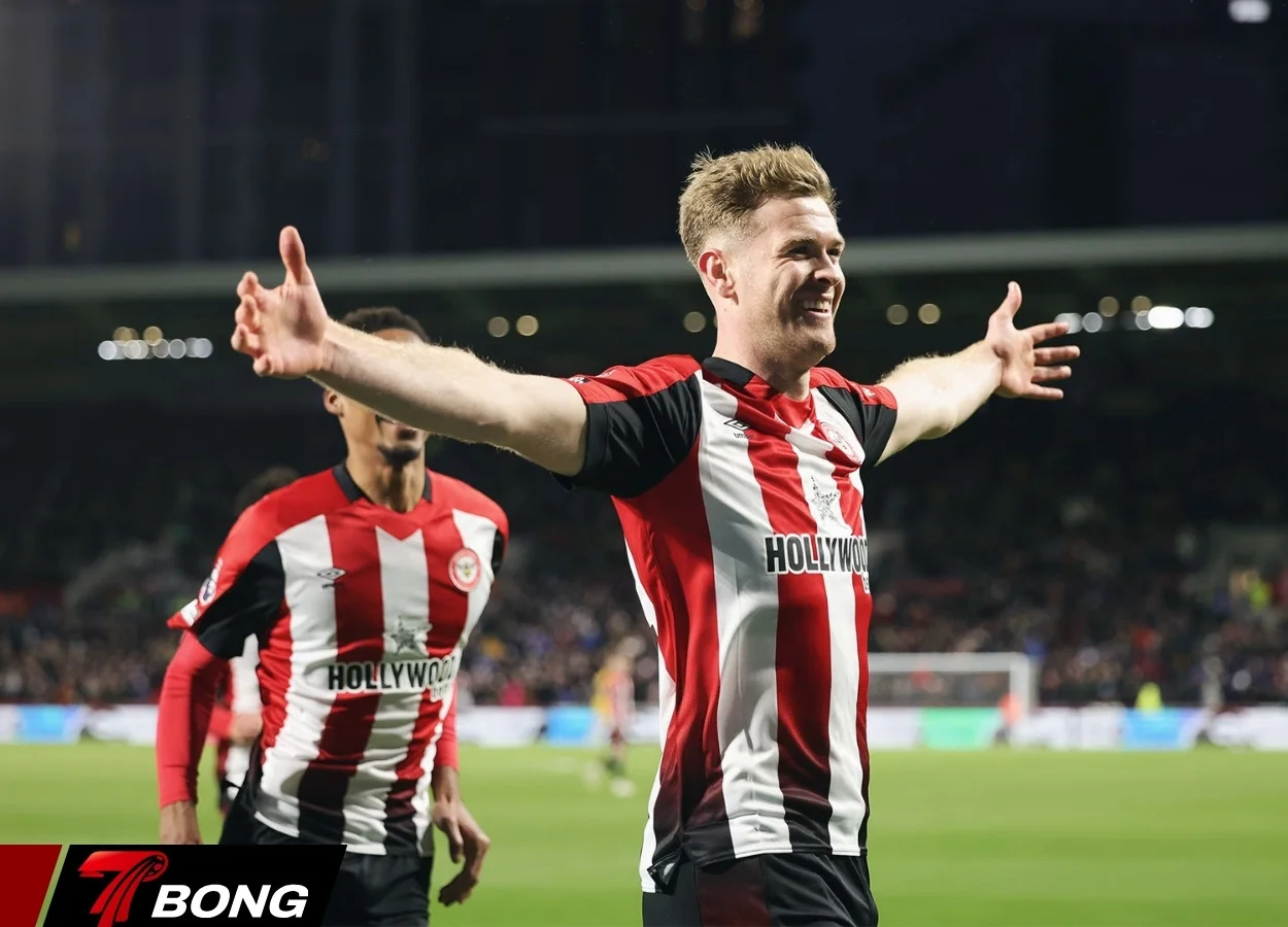 Brentford ăn mừng chiến thắng trước Newcastle