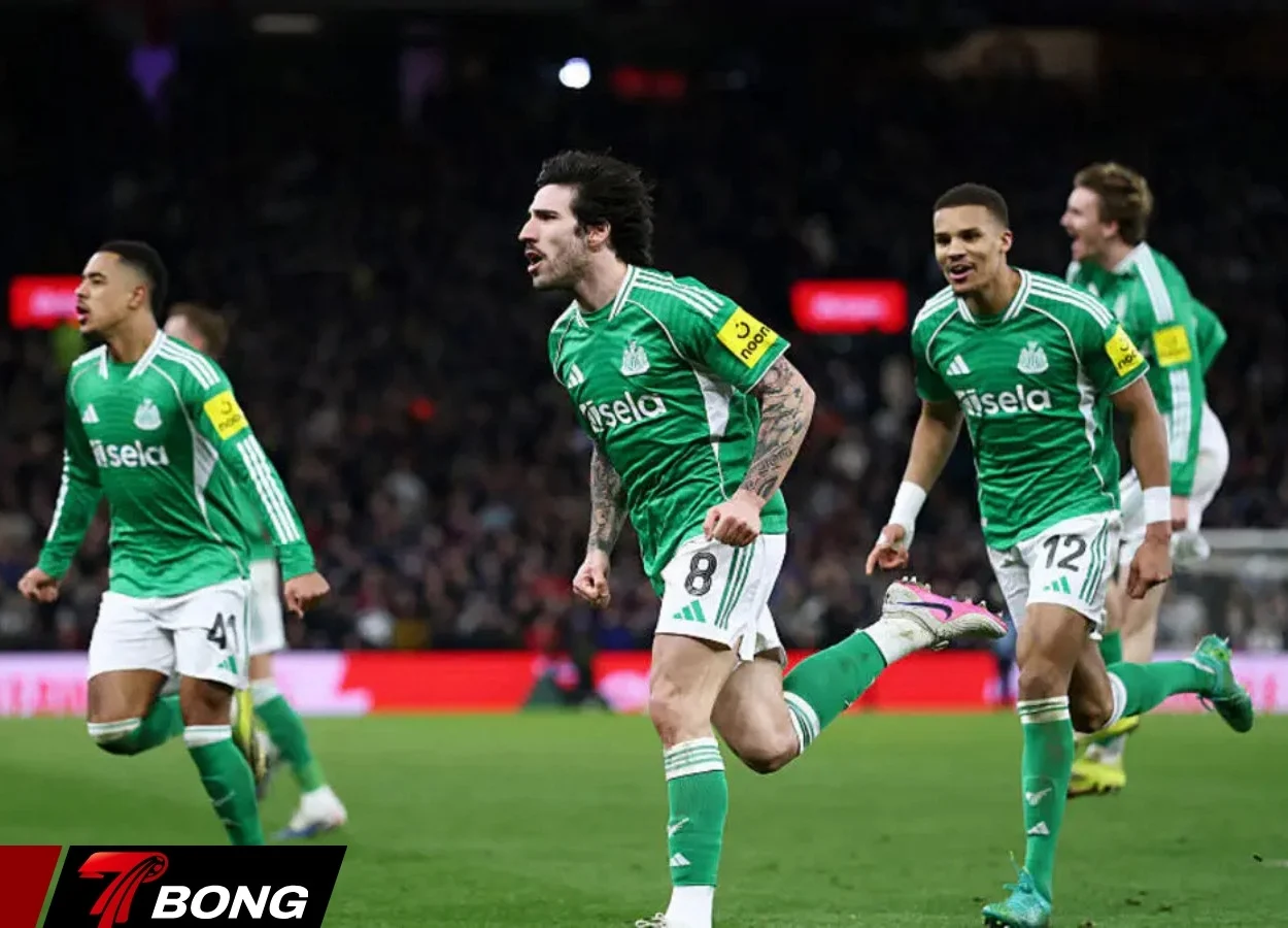 Các cầu thủ Newcastle ăn mừng chiến thắng đậm đà