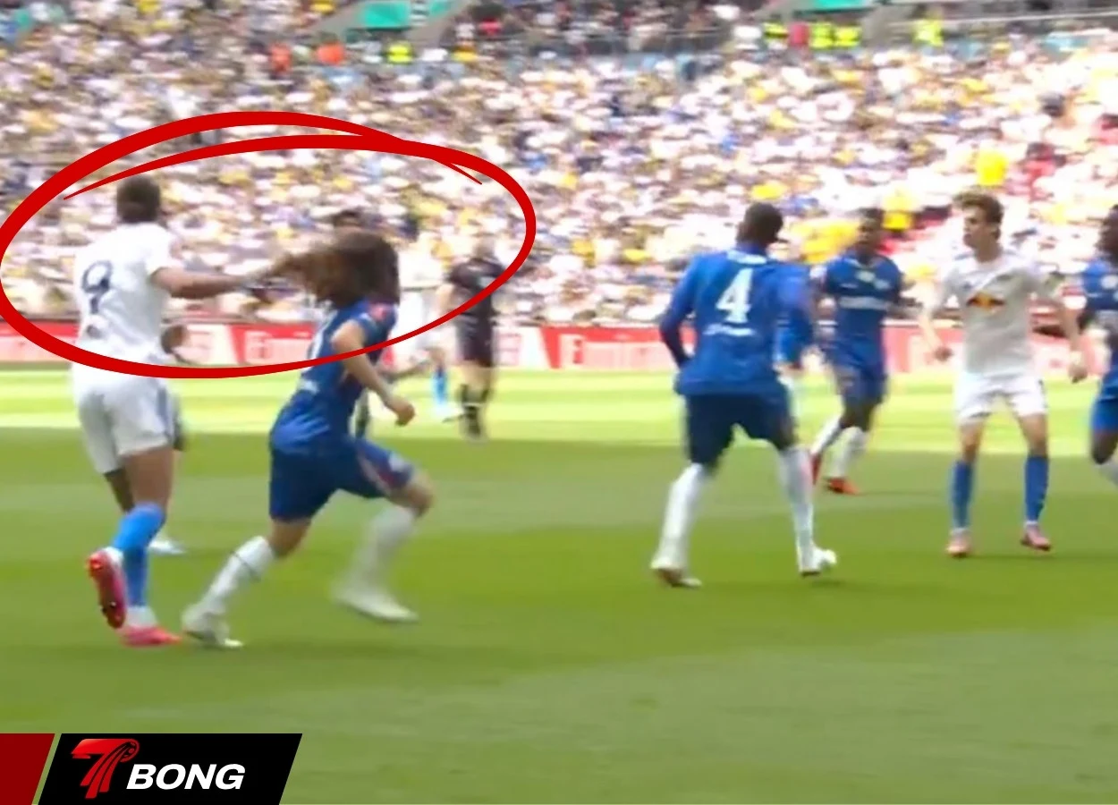 Calvert-Lewin kéo tóc Cucurella không bị phạt thẻ