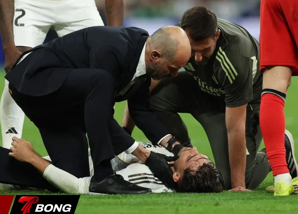 Cận cảnh sự cố vùng cổ của Raul Asencio trong pha tranh chấp với Camavinga