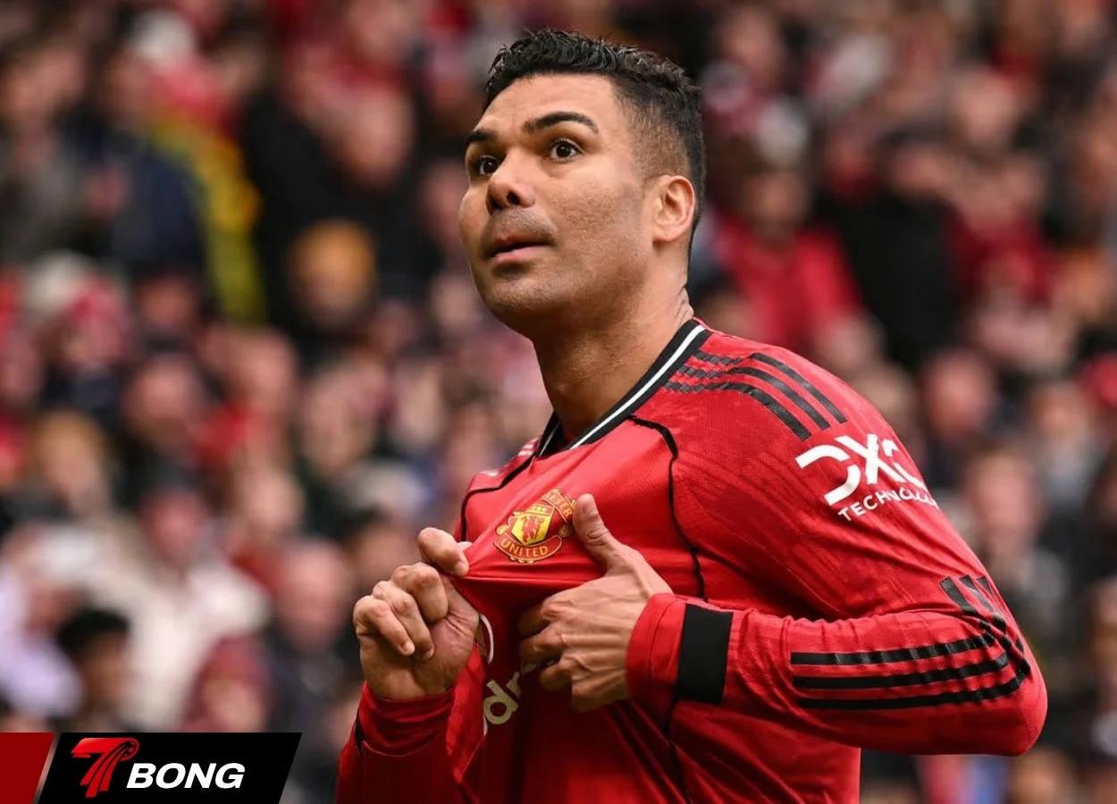 Casemiro chỉ vào logo MU sau bàn thắng