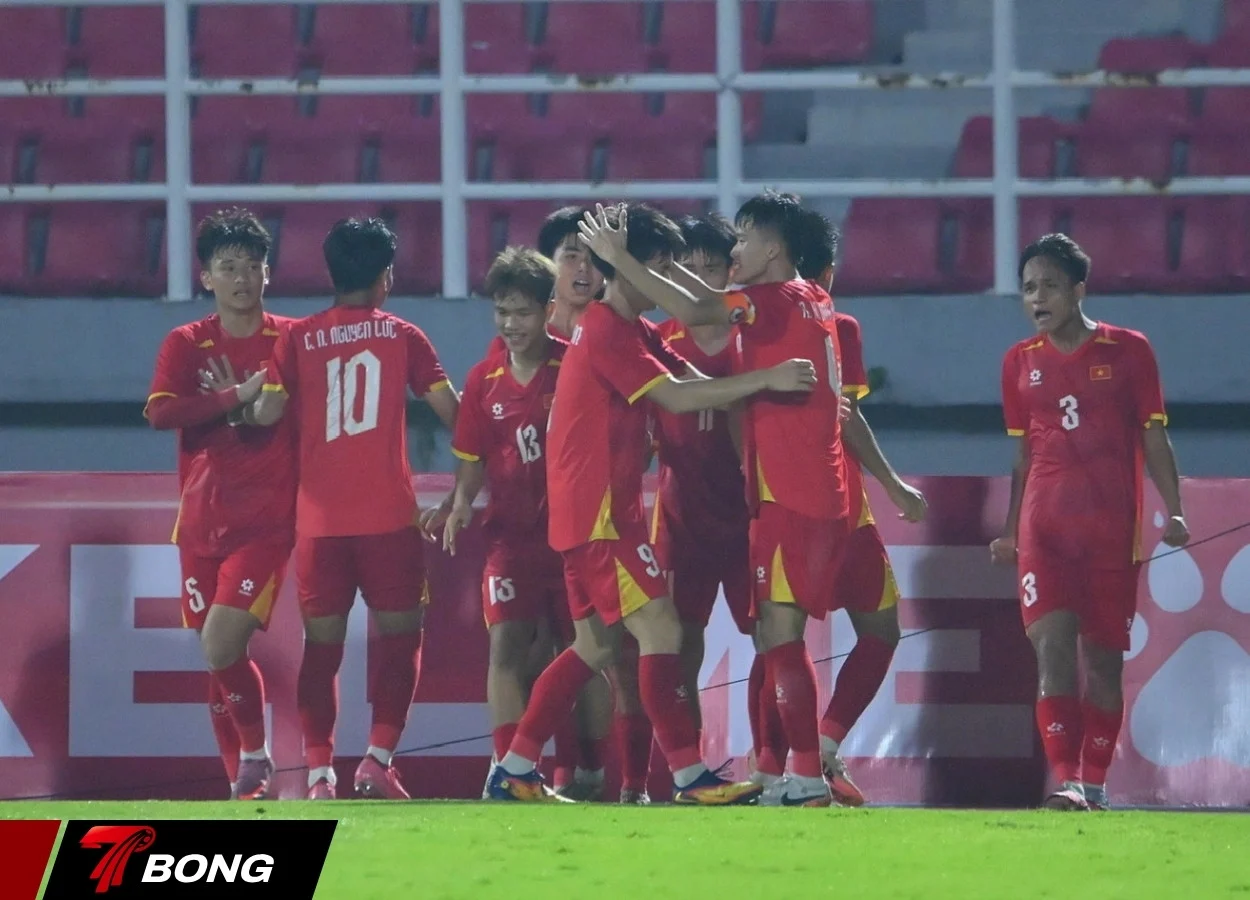 Cầu thủ Việt Nam ăn mừng bàn thắng quan trọng