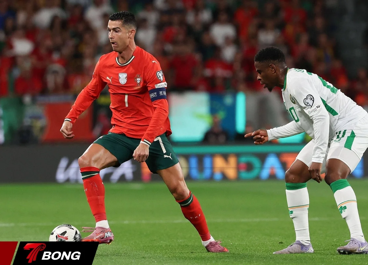 Cấu trúc vải ULTRAWEAVE siêu nhẹ, cho phép co giãn 4 chiều