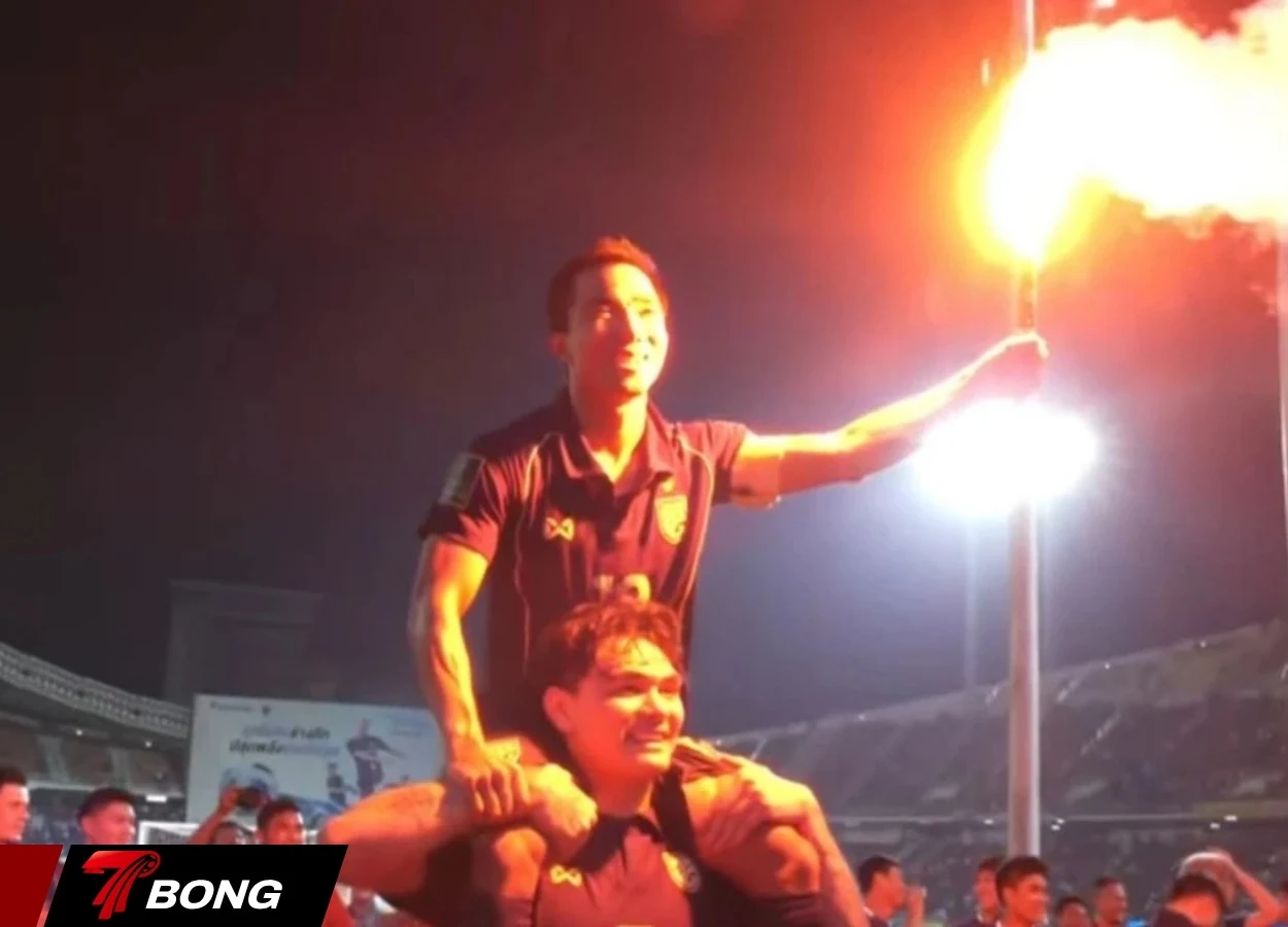 Chanathip cầm pháo sáng ăn mừng cùng CĐV