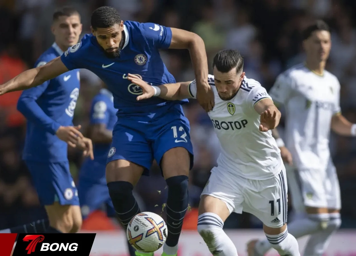 Cầu thủ Leeds nỗ lực trong trận bán kết