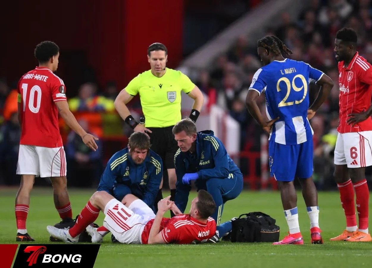 Chris Wood rời sân vì chấn thương