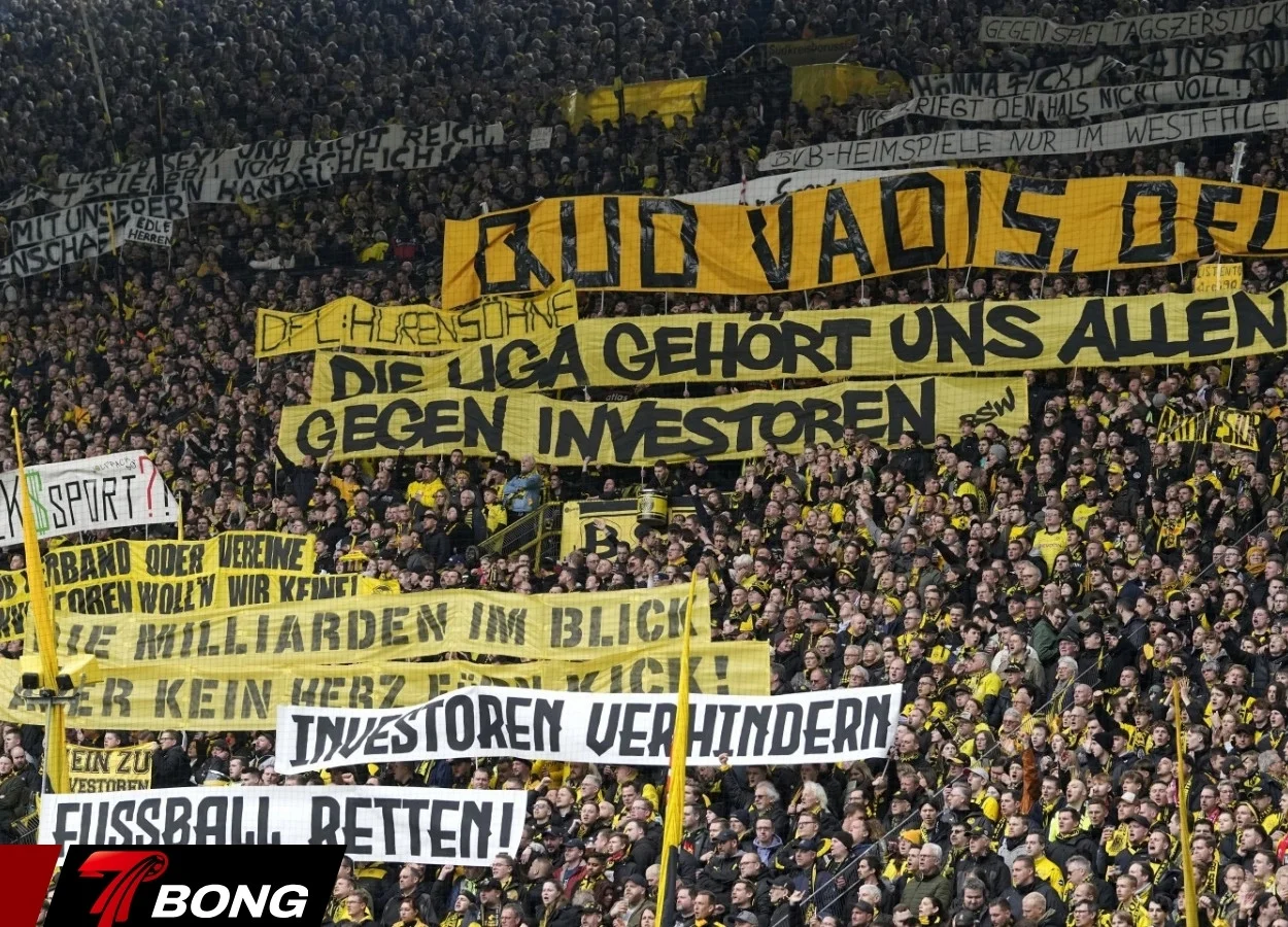 Cổ động viên phản đối quyết định của FIFA